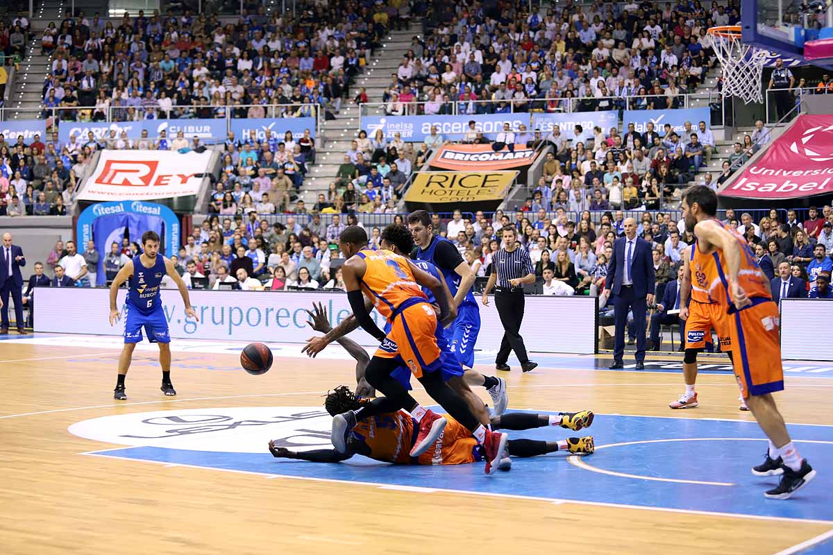 Imágenes del encuentro entre el San Pablo Burgos y el Valencia Basket en el Coliseum. 