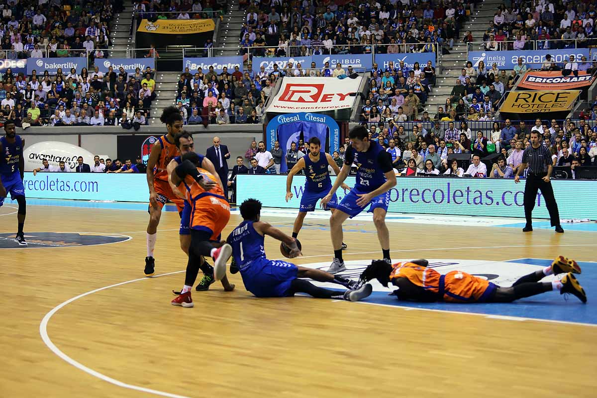 Imágenes del encuentro entre el San Pablo Burgos y el Valencia Basket en el Coliseum. 