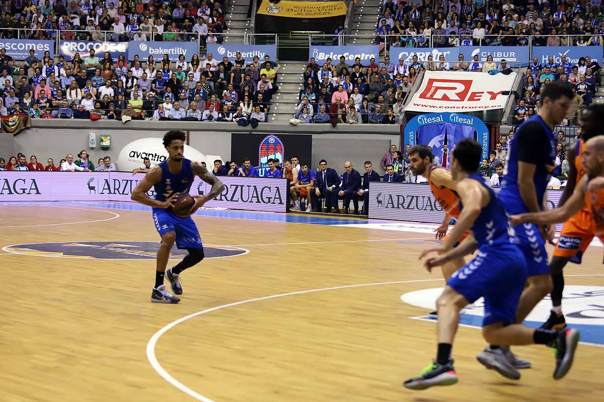 Imágenes del encuentro entre el San Pablo Burgos y el Valencia Basket en el Coliseum. 