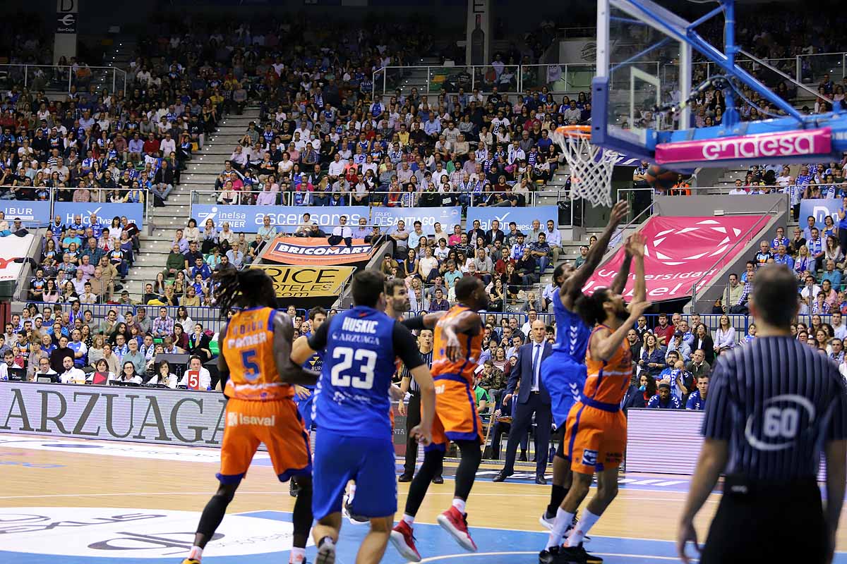 Imágenes del encuentro entre el San Pablo Burgos y el Valencia Basket en el Coliseum. 