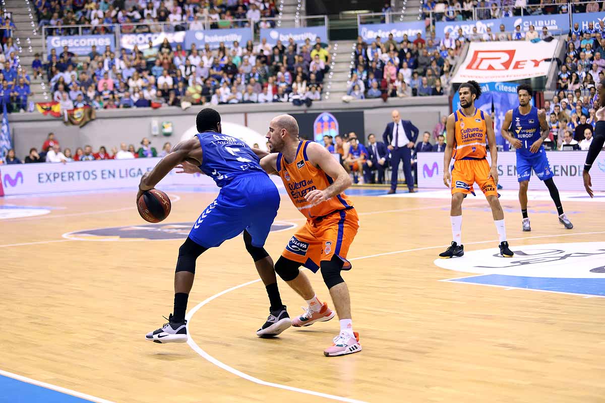 Imágenes del encuentro entre el San Pablo Burgos y el Valencia Basket en el Coliseum. 