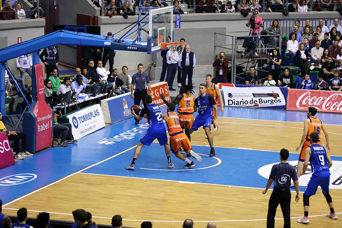 Imágenes del encuentro entre el San Pablo Burgos y el Valencia Basket en el Coliseum. 