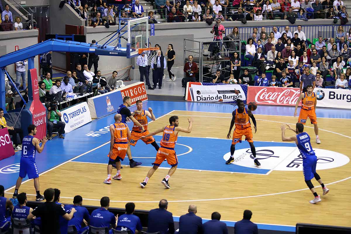 Imágenes del encuentro entre el San Pablo Burgos y el Valencia Basket en el Coliseum. 