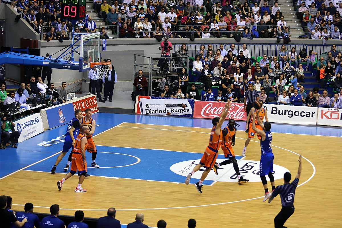 Imágenes del encuentro entre el San Pablo Burgos y el Valencia Basket en el Coliseum. 