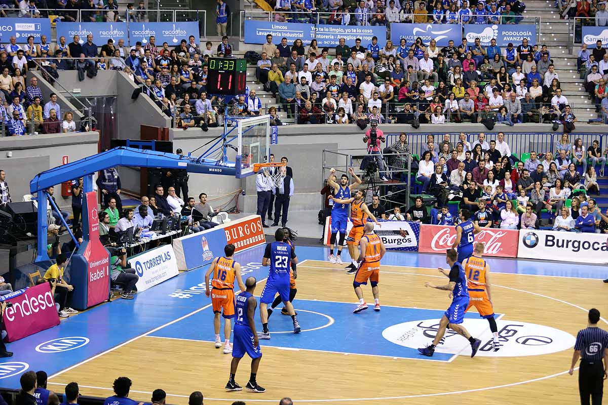 Imágenes del encuentro entre el San Pablo Burgos y el Valencia Basket en el Coliseum. 