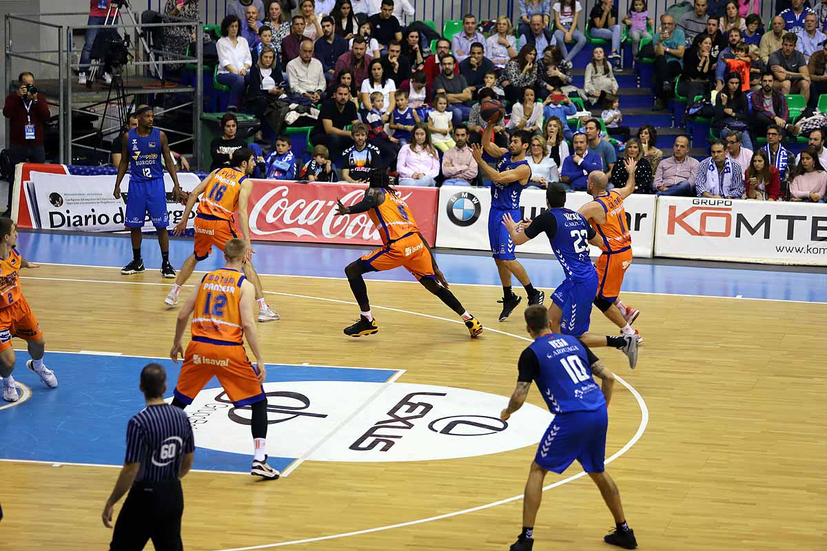 Imágenes del encuentro entre el San Pablo Burgos y el Valencia Basket en el Coliseum. 