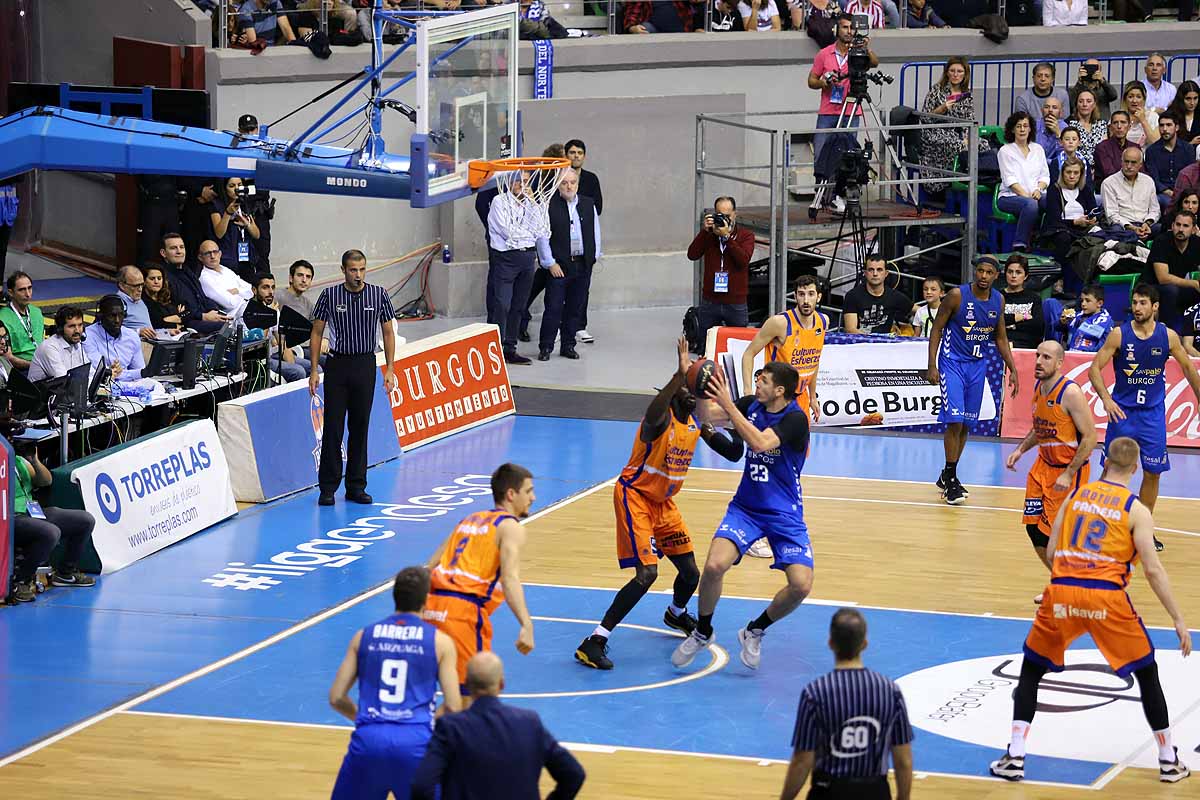 Imágenes del encuentro entre el San Pablo Burgos y el Valencia Basket en el Coliseum. 