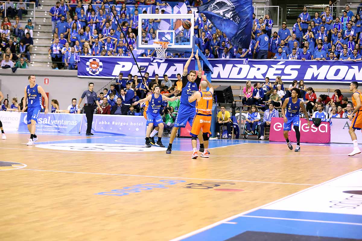 Imágenes del encuentro entre el San Pablo Burgos y el Valencia Basket en el Coliseum. 