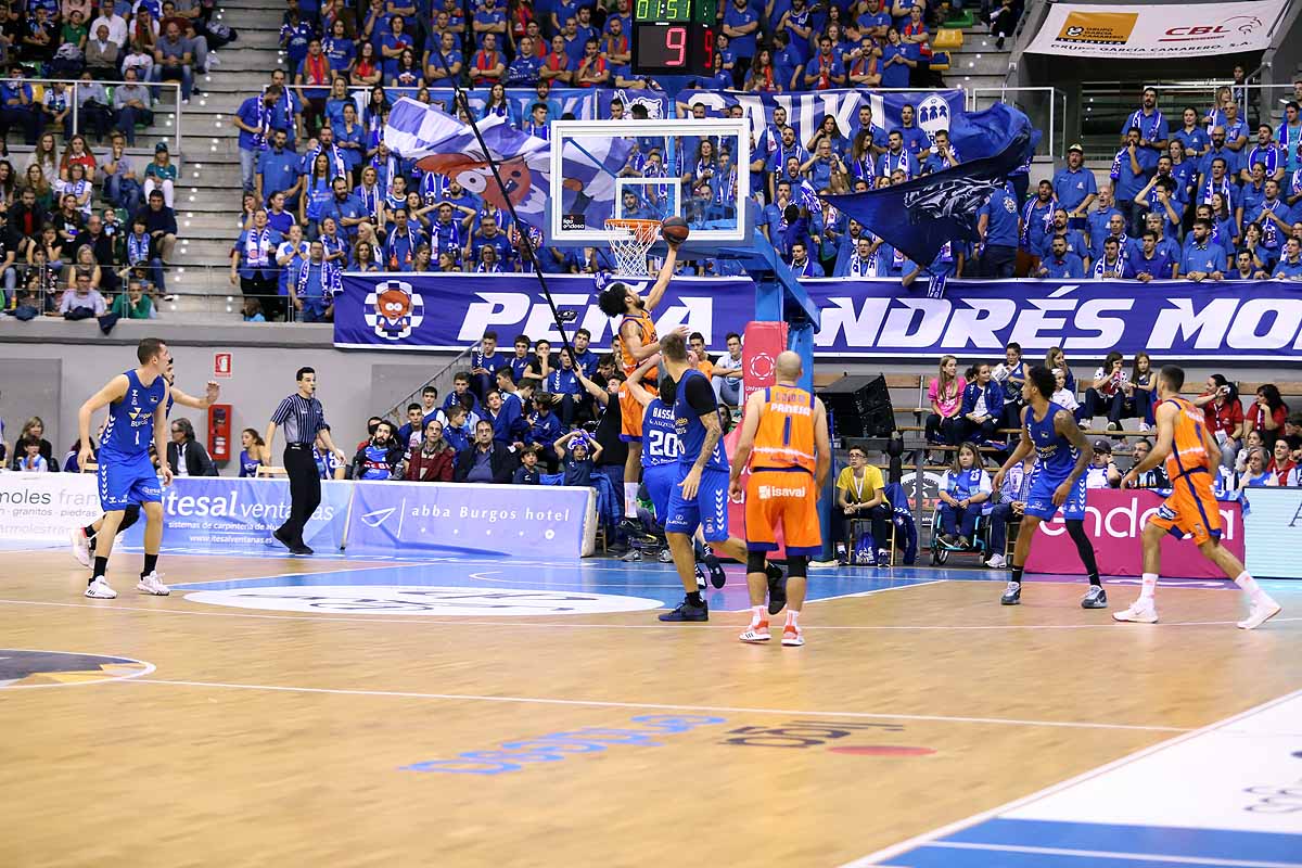 Imágenes del encuentro entre el San Pablo Burgos y el Valencia Basket en el Coliseum. 