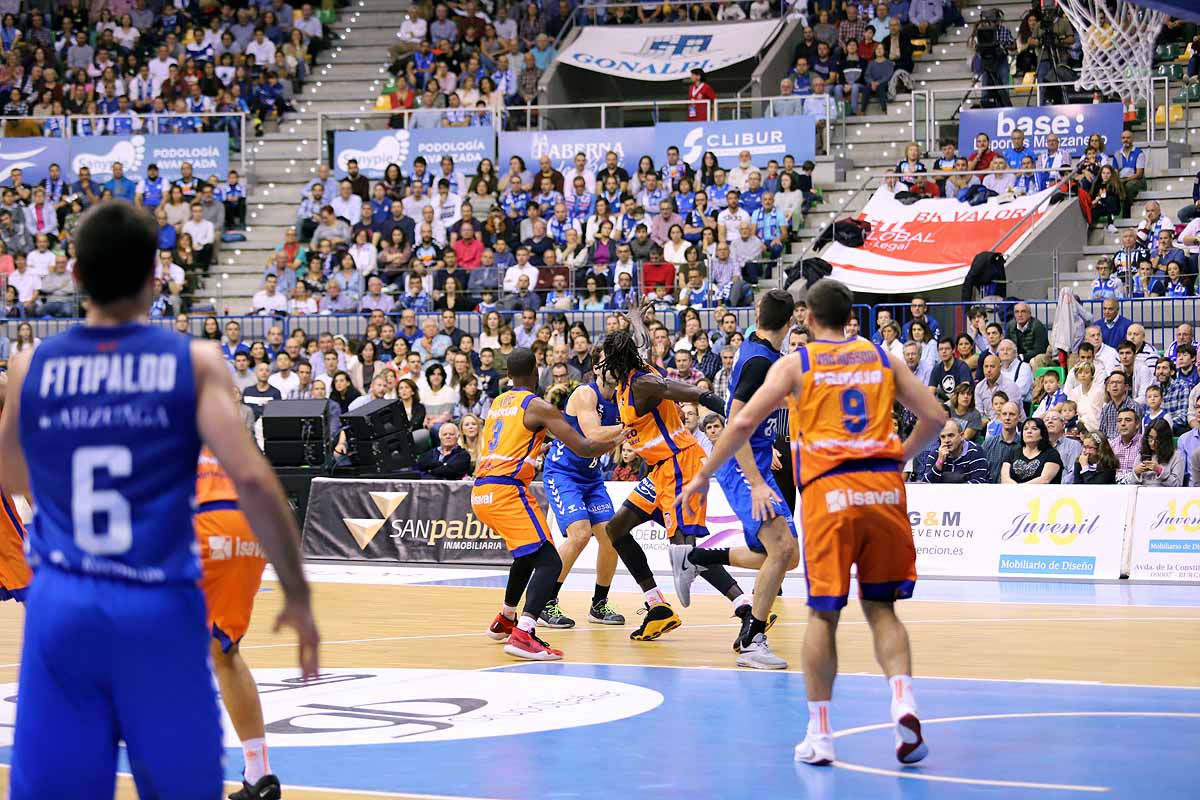 Imágenes del encuentro entre el San Pablo Burgos y el Valencia Basket en el Coliseum. 