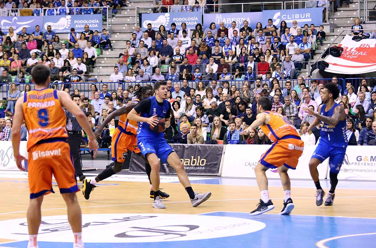 Imágenes del encuentro entre el San Pablo Burgos y el Valencia Basket en el Coliseum. 