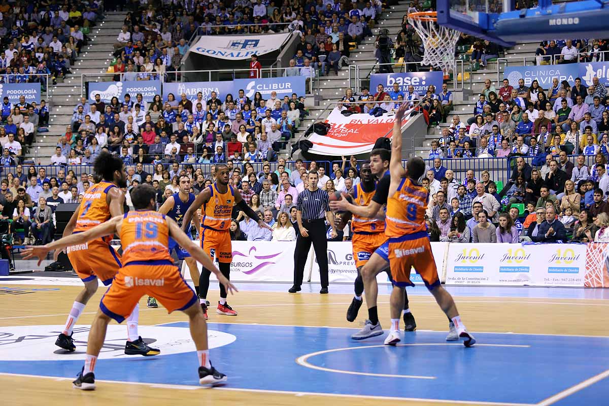 Imágenes del encuentro entre el San Pablo Burgos y el Valencia Basket en el Coliseum. 