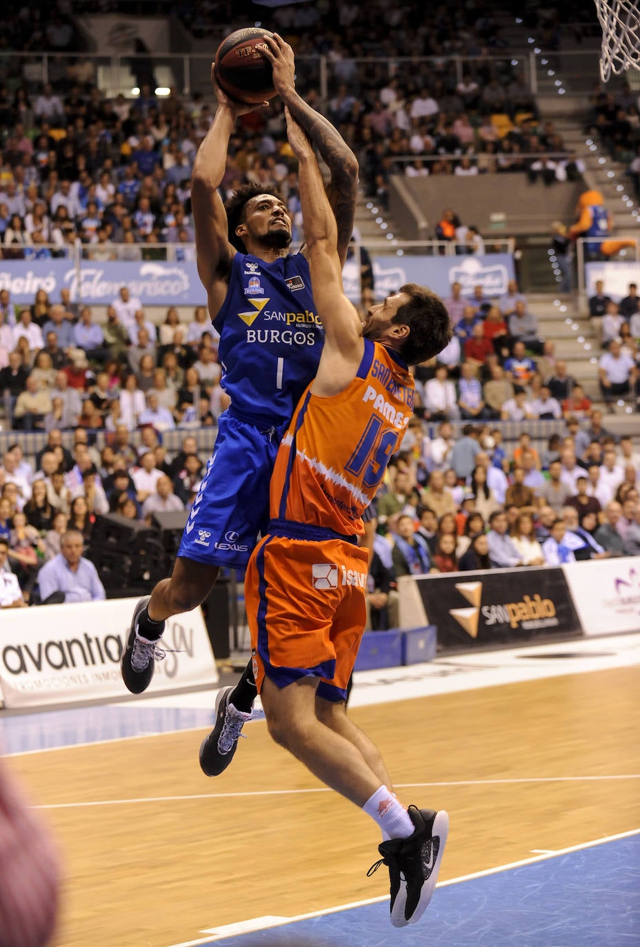 Imágenes del encuentro entre el San Pablo Burgos y el Valencia Basket en el Coliseum. 