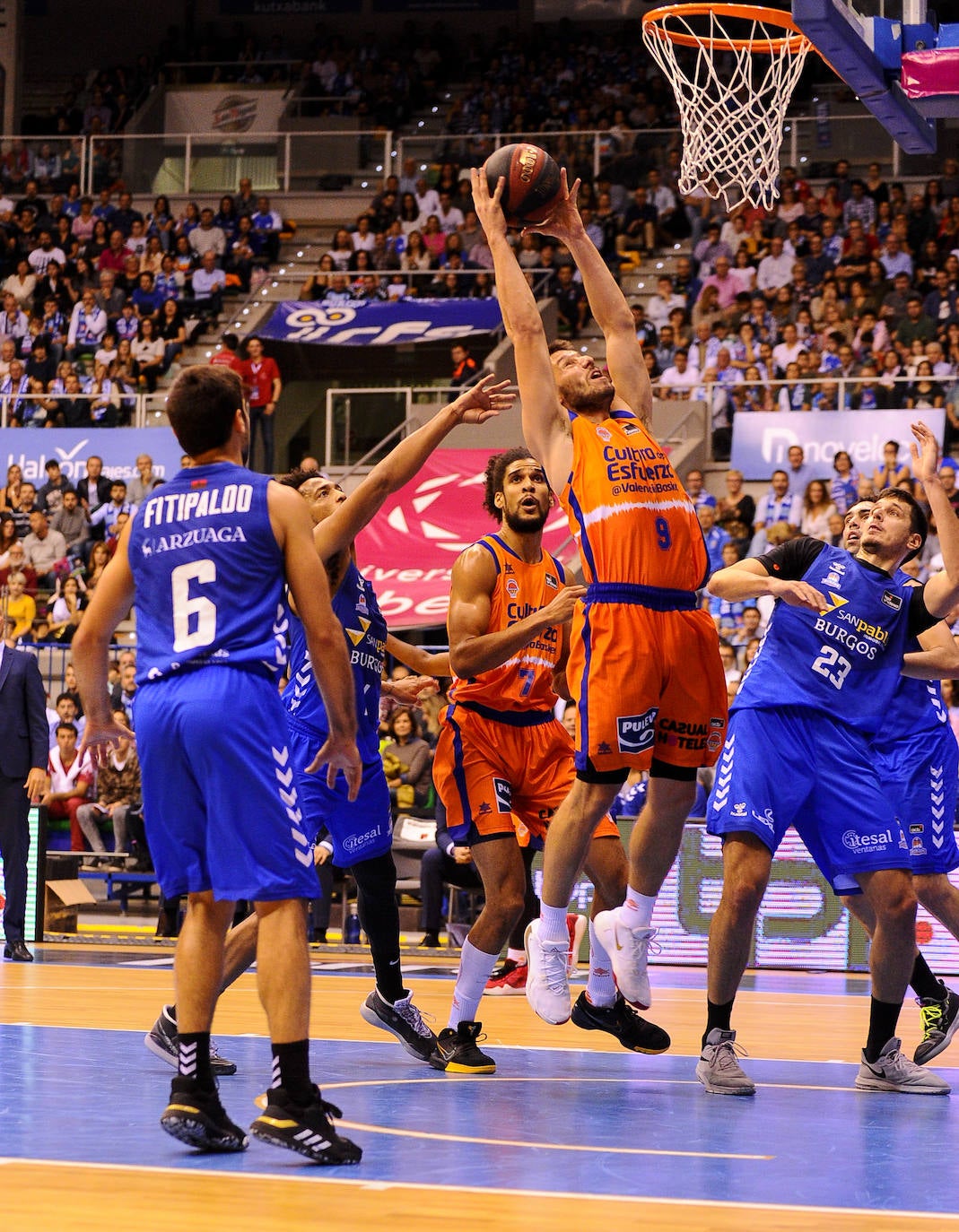 Imágenes del encuentro entre el San Pablo Burgos y el Valencia Basket en el Coliseum. 