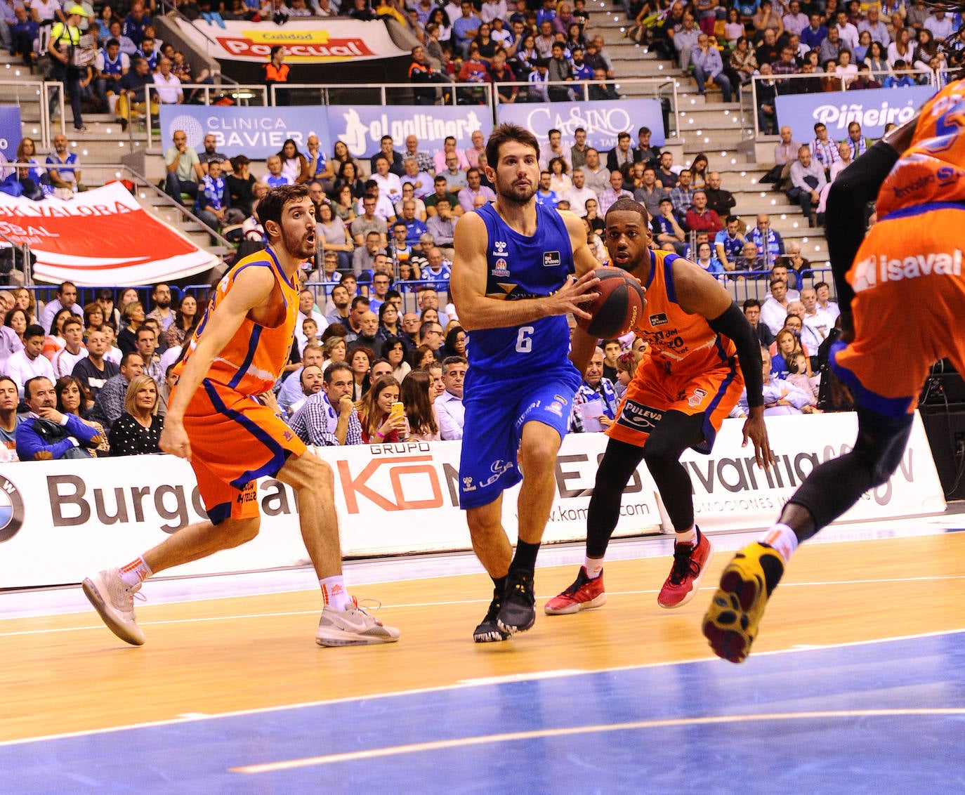 Imágenes del encuentro entre el San Pablo Burgos y el Valencia Basket en el Coliseum. 