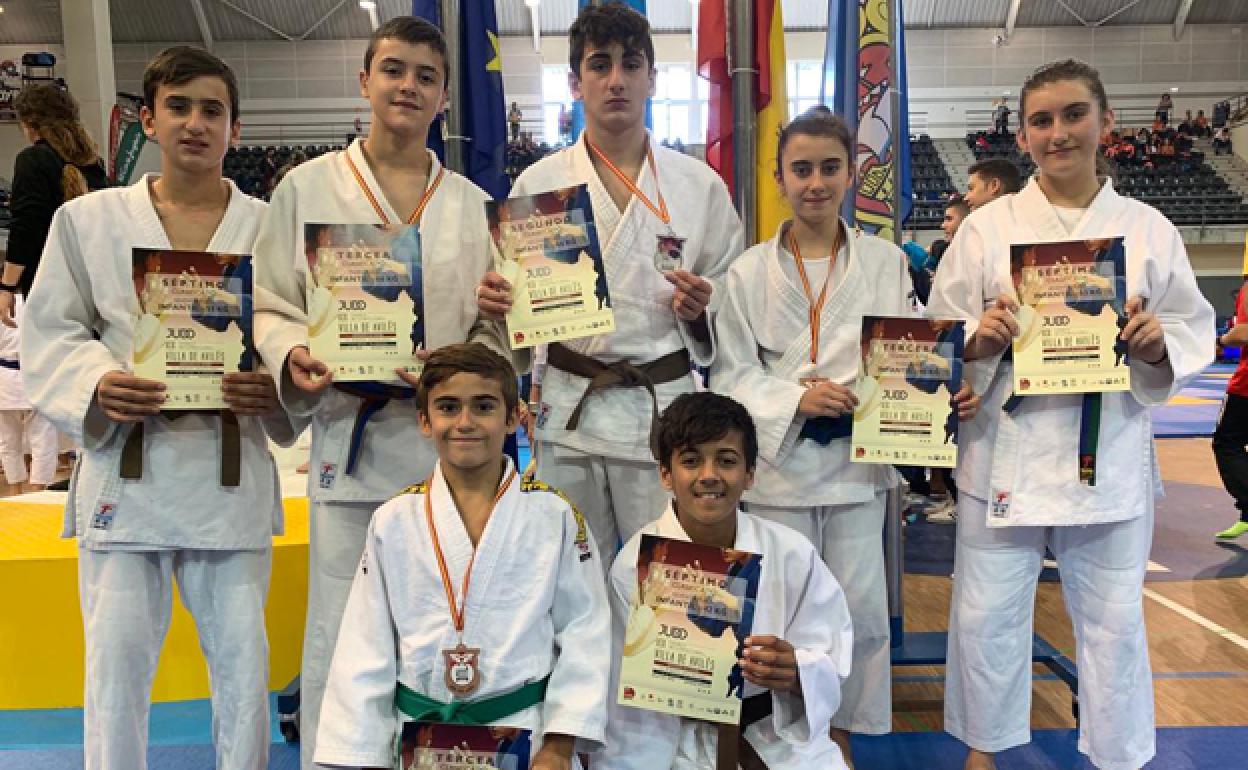 Los judokas burgaleses posan con sus medallas y diplomas.