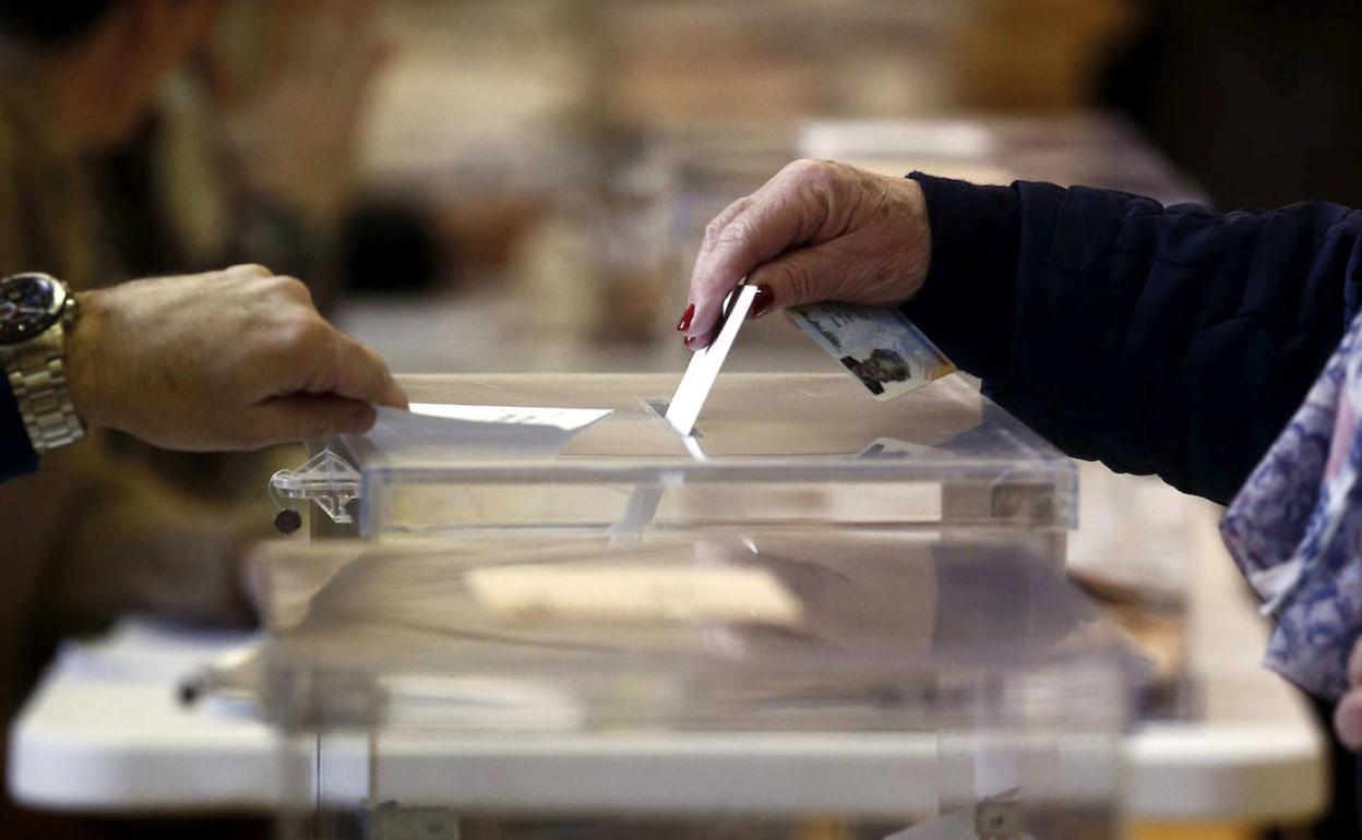 Una mujer vota en las elecciones generales. 