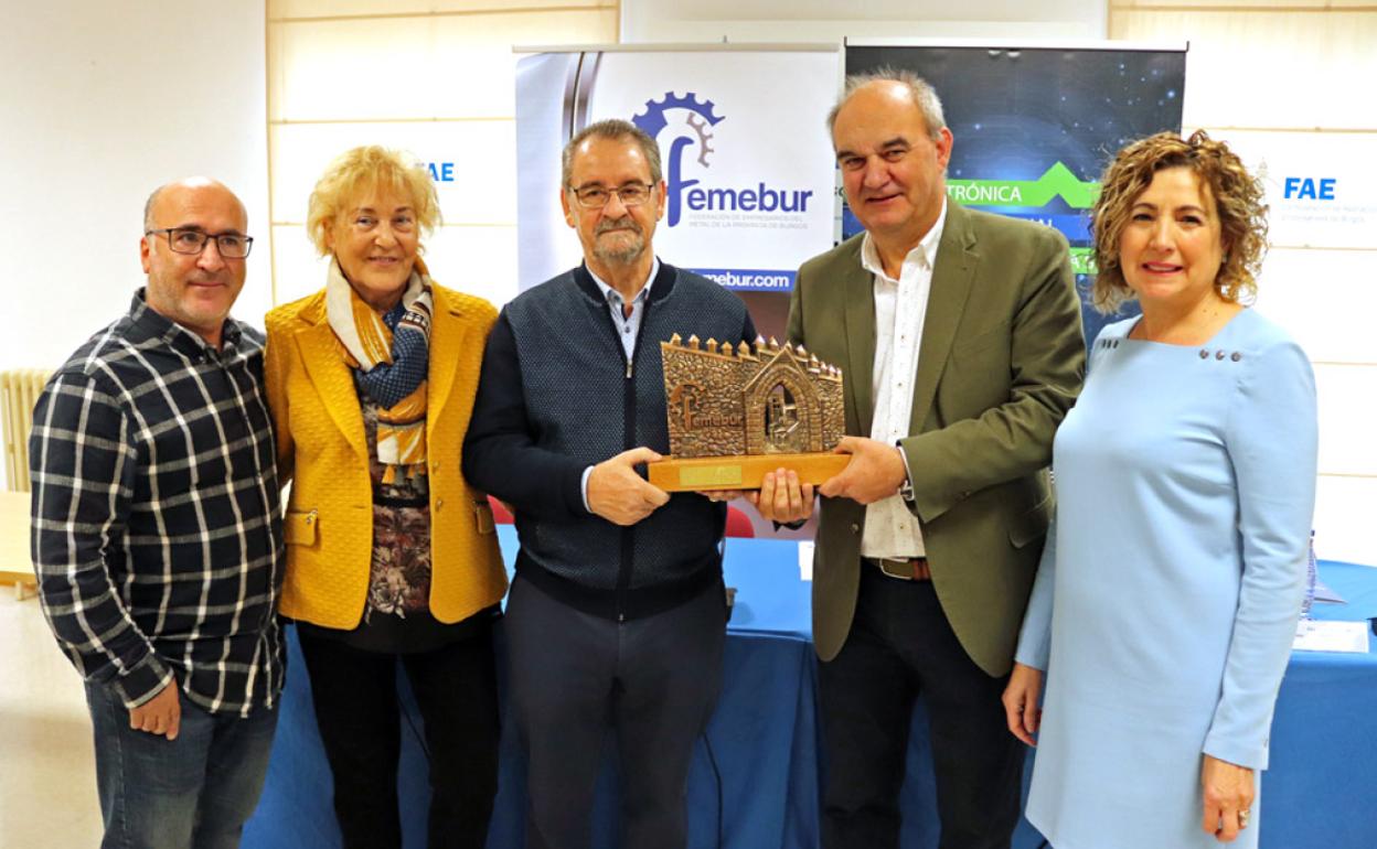 Incencio Bocanegra recibe el premio de manos de Andres Hernando, presidente de FEMEBUR (derecha)