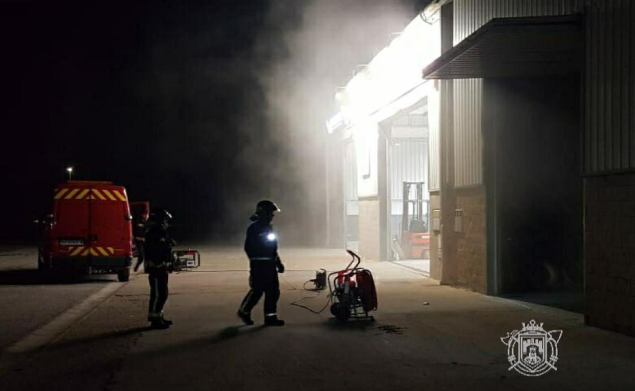 Los bomberos han acudido para apagar las llamas y ventilar la nave