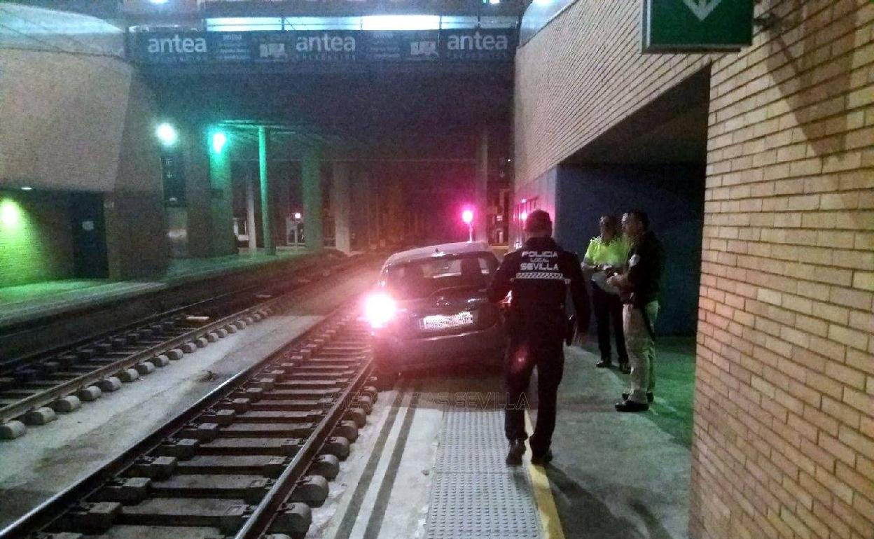 El coche, en la vía del tren de Santa Justa. 