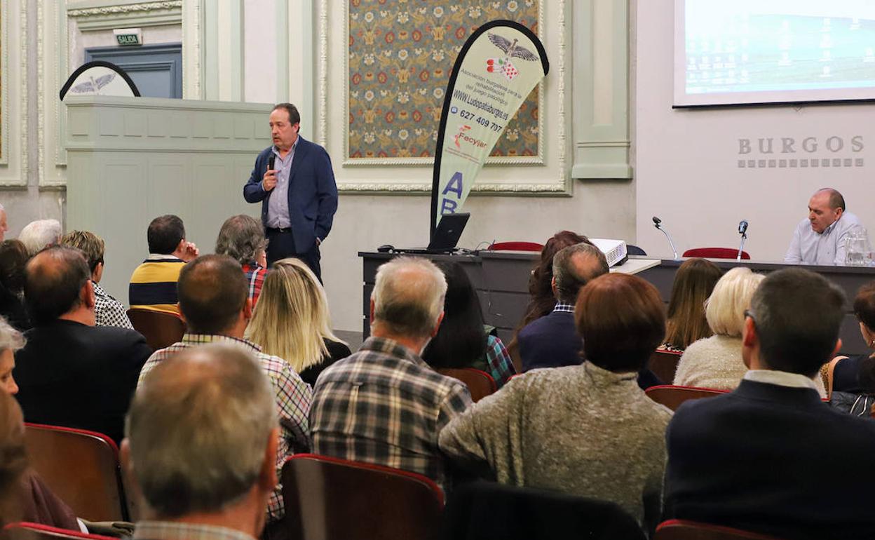 David Burgos, psicólogo de ABAJ, y otro compañero de profesión han impartido esta conferencia sobre ludopatía. 