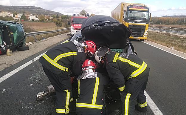 Los bomberos han tenido que desconectar las baterías de los vehículos