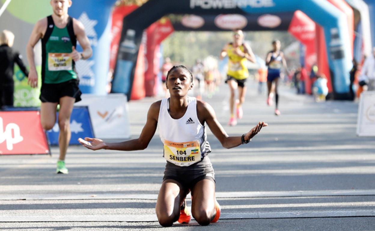 Senbere Teferi tras ganar la Medio Maratón de Valencia. 