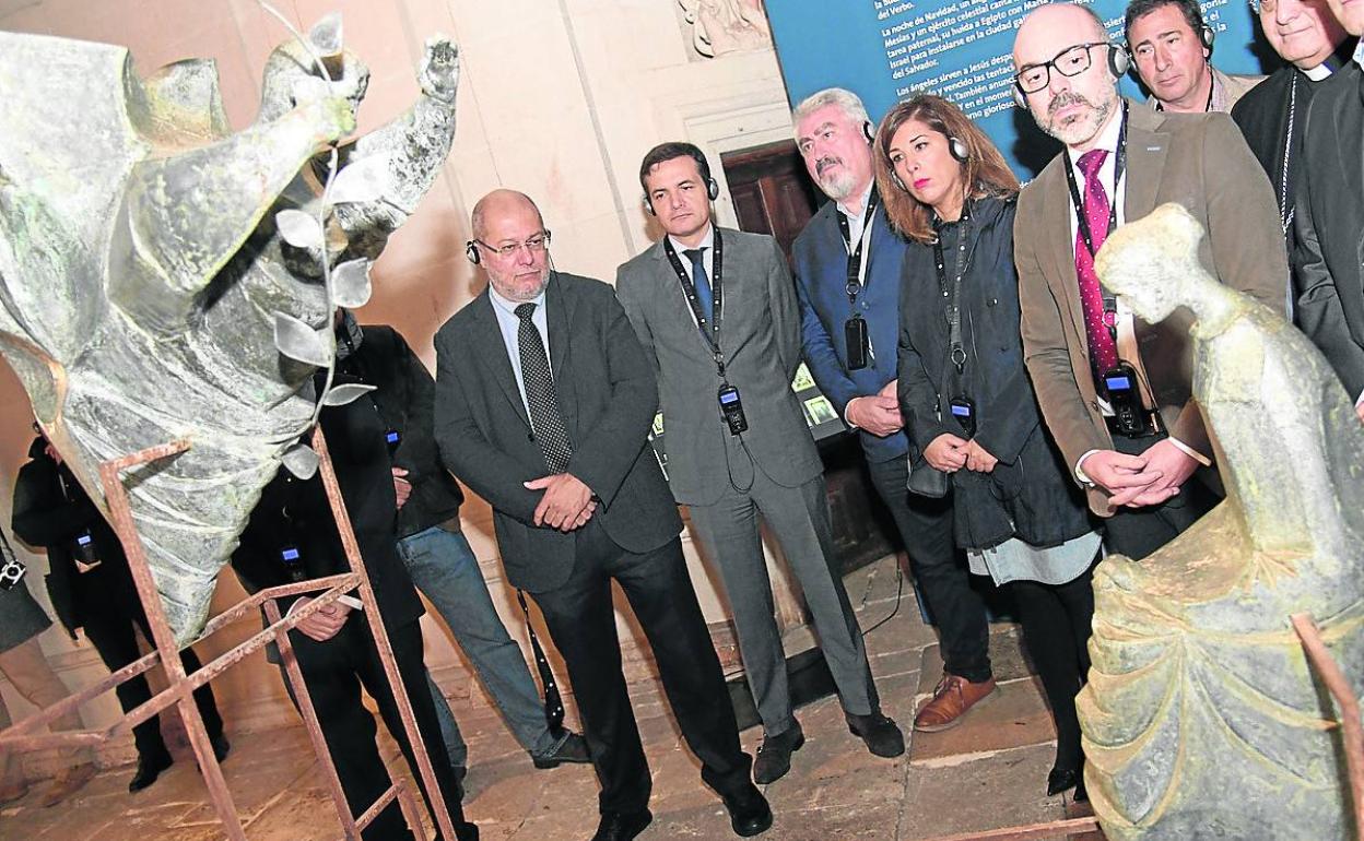 Igea, primero por la izquierda, y Ortega, a la derecha de la foto, en su visita a 'Angeli' el martes. 