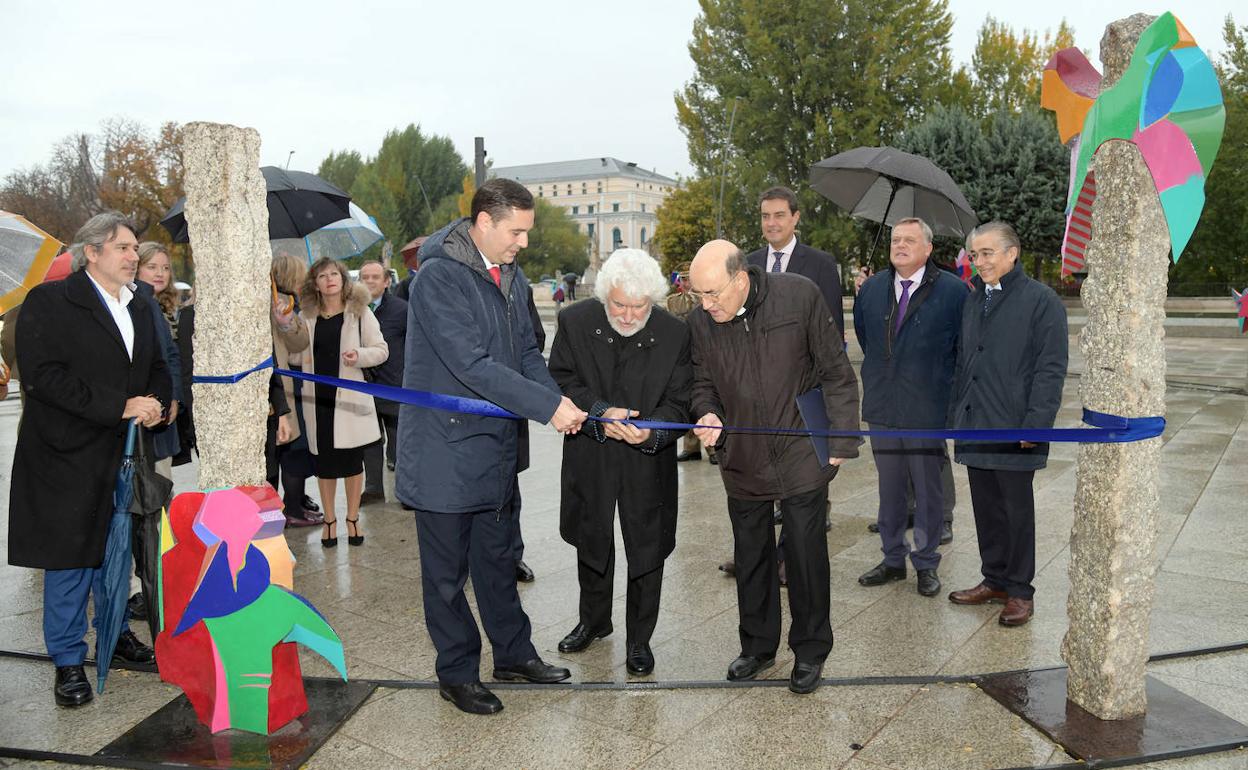 Inauguración de la instalación escultórica 'Huellas' de Cristobal Gabarrón