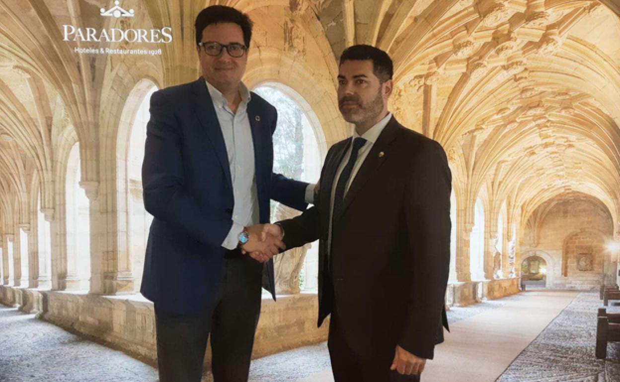 Óscar López, presidente de Paradores, (izda.) y Francisco Mestre, presidente de la Asociación de Pubelos más Bonitos de España. 