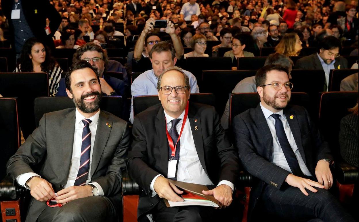 Torrent, Torra y Aragonès, anoche, durante la celebración del encuentro fundacional de la Asamblea de Cargos Electos.