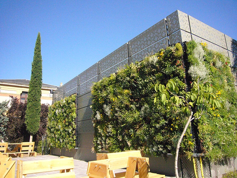 Edificio premiado por su diseño bioclimático y experimental con agricultura urbana