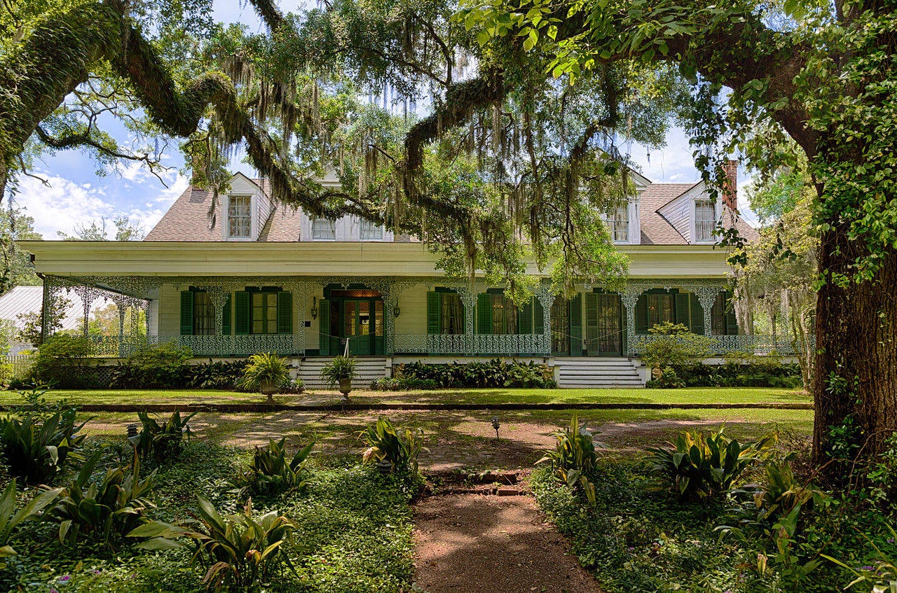 La plantación Myrtles (St. Francisville, Lousiana) | Esta plantación de esclavos data de 1796 y fue construida encima de un cementerio de nativos americanos por el general David Bradford, quien vivió allí junto a su esposa y cinco hijos. Está incluida en el Registro Nacional de Lugares Históricos de los Estados Unidos y se ofrecen tours "históricos y de misterio", ya que se dice que es uno de los lugares más embrujados de Estados Unidos. En este lugar histórico han sido asesinadas más de 10 personas y dicen que más de una docena de espíritus merodean por ahí. 