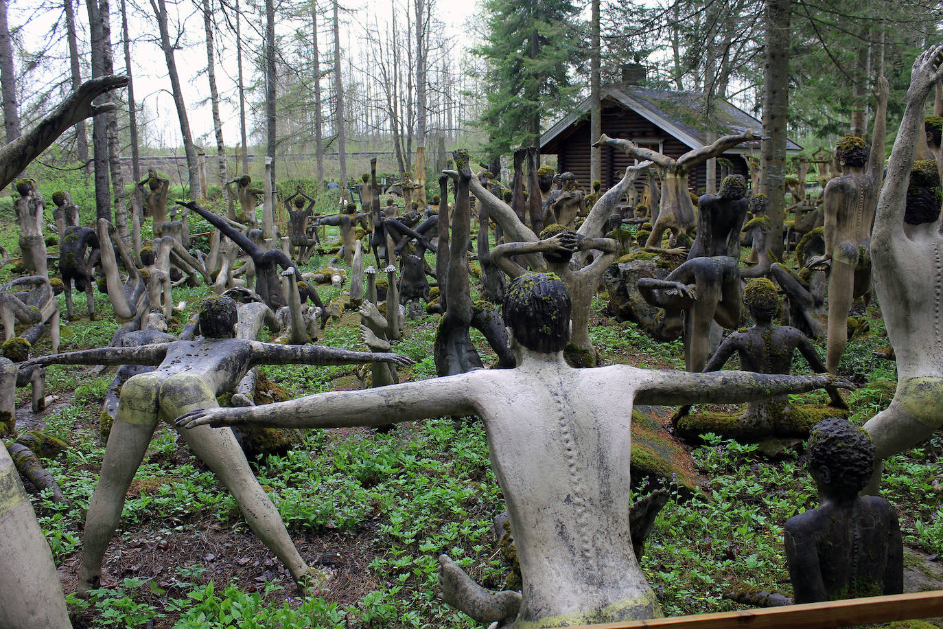 Bosque Parikkala (Finlandia) | Este bosque está repleto de espeluznantes estatuas que parecen perseguir a quienes se adentran por sus senderos. Son esculturas a tamaño natural, diseñadas por Veijo Rönkkönen, que pretenden rendir tributo a diferentes disciplinas, como por ejemplo, las diversas posiciones de yoga.