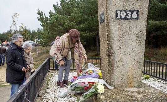 La Pedraja acoge todos los años un acto de recuerdo a los represaliados en el monolito de homenaje