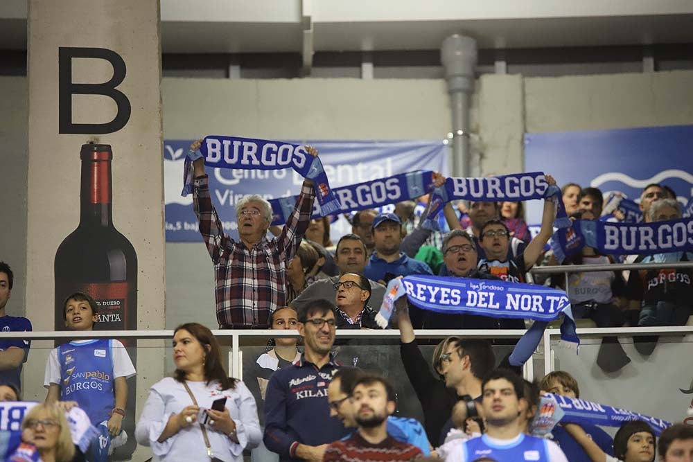 Uno de los animadores de la Peña Andrés Montes ondea la bandera