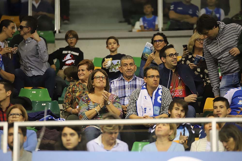 Uno de los animadores de la Peña Andrés Montes ondea la bandera