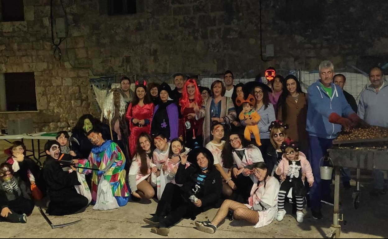 En Mazuelo de Muñó celebran Halloween rodeados de castañas