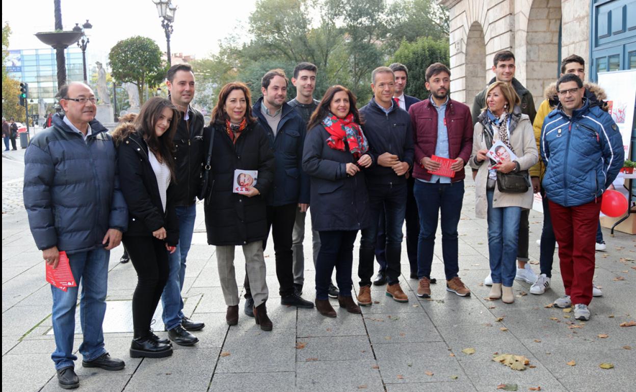 El secretario de Juventudes Socialistas de Castilla y León, Fran Díaz, ha acompañado a la candidatura burgalesa en el reparto de propaganda electoral