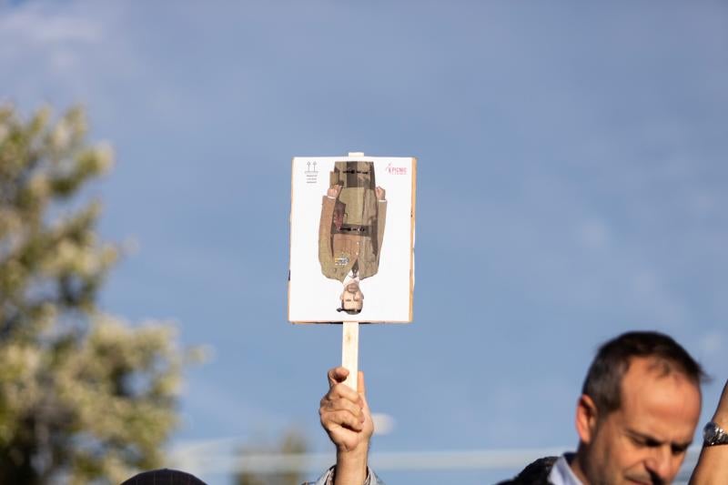 Fotos: Manifestantes y partidos independentistas boicotean el acto del Rey en Barcelona