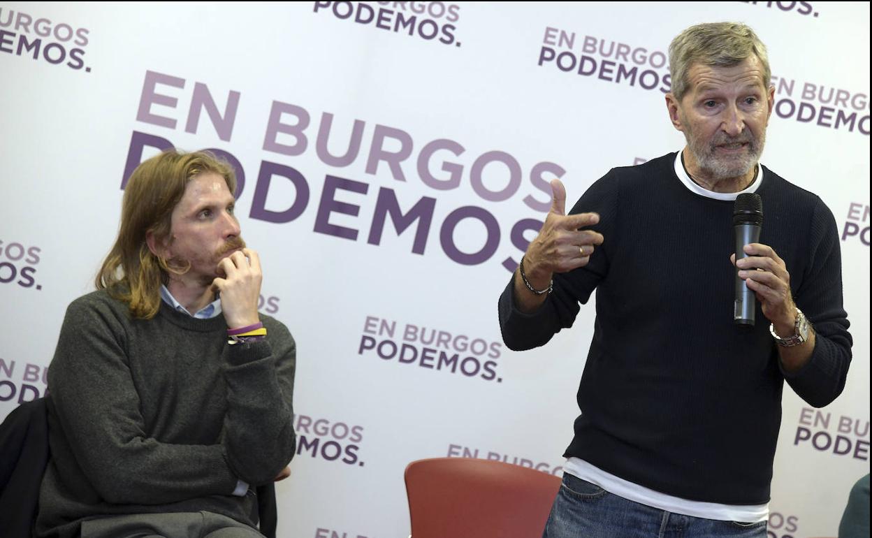 El secretario general de Podemos Castilla y León, Pablo Fernández (I), y el exjemad, Julio Rodríguez (D), participan en un acto en Burgos