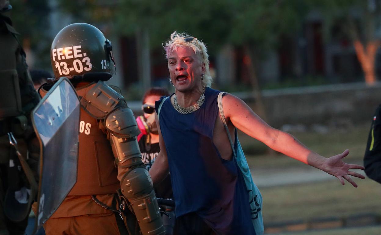 Un manifestante se encara a la Policía durante las protestas del fin de semana en Santiago de Chile.