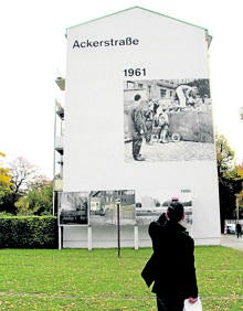 Imagen secundaria 2 - Arriba, un turista fotografía el famoso mural de Birgit Kinder que representa a un 'trabi' atravesando el Muro, en la East Side Gallery. Abajo, a la izquierda, un grupo de jóvenes visita el Memorial del Muroun. A la derecha, el Memorial de Bernauerstrasse, que recuerda dónde estaba el Muro.