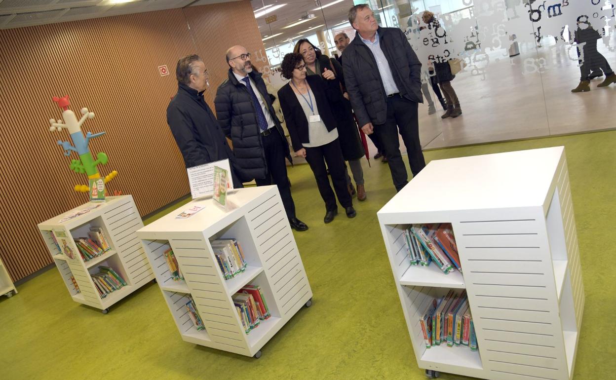 El consejero de Cultura y Turismo, Javier Ortega Álvarez (2I), acompañado por el delegado de la Junta en Burgos, Roberto Saiz (I), visita la Biblioteca Pública de Burgos. 