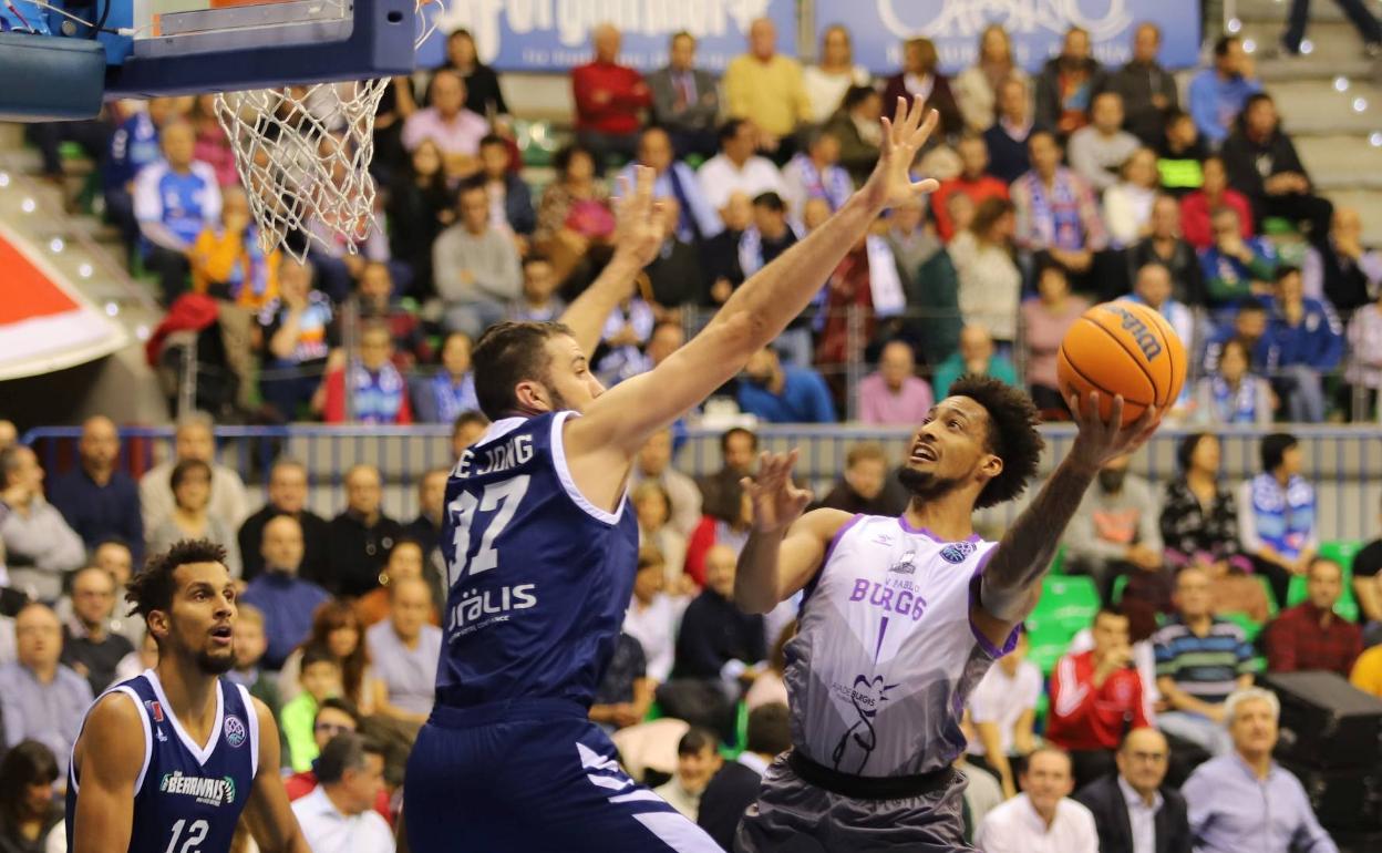 Tokoto no consiguió romper el partido antes del descanso. 