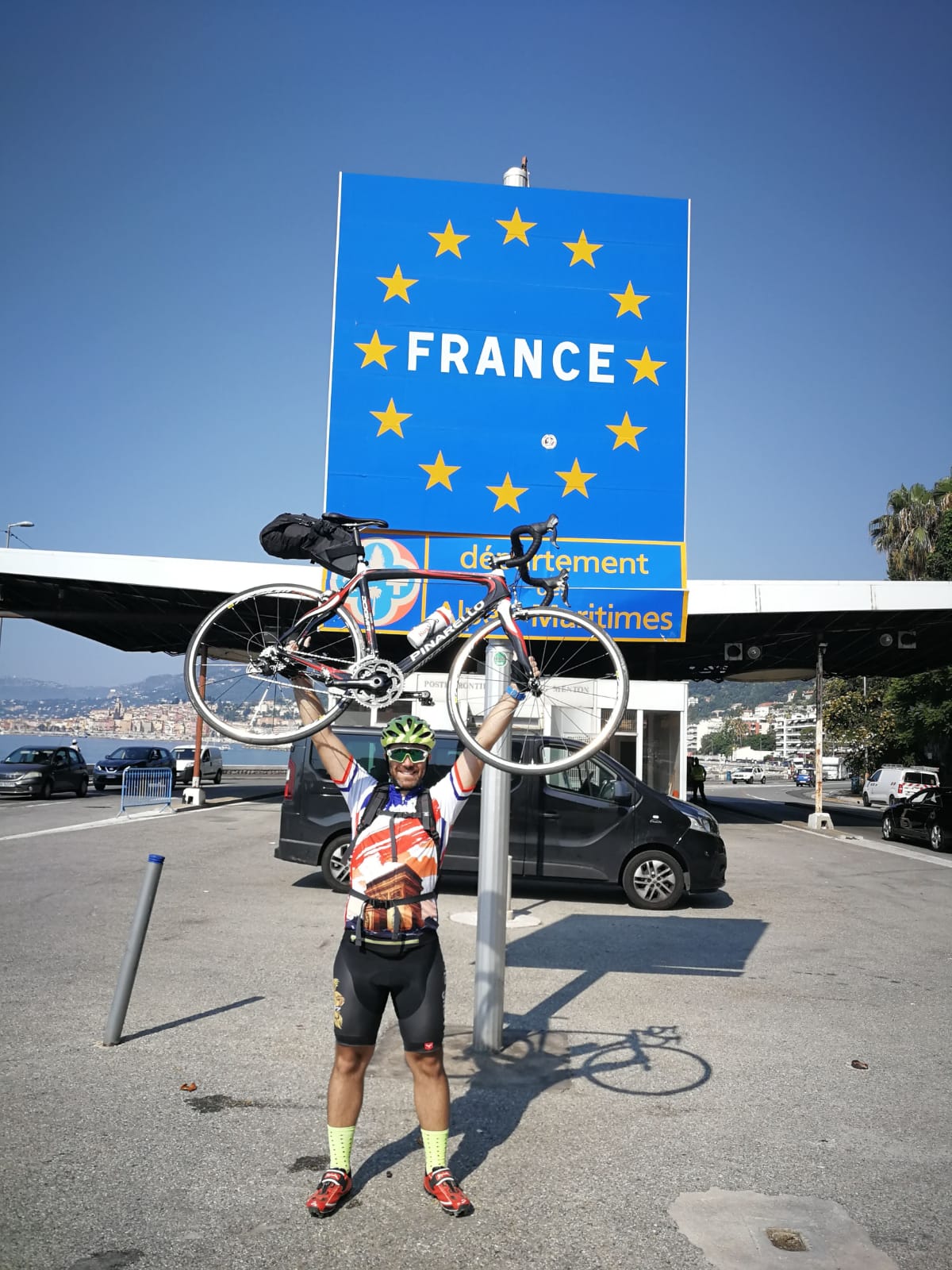 Abel Antón, de Huerta de Rey, ha concluido su tercer Camino de Santiago y esta vez lo ha afrontado en solitario | Ha pedaleado desde Roma a Finisterre en una aventura en la que pesan más los hechos positivos que los negativos y los bellos paisajes. 