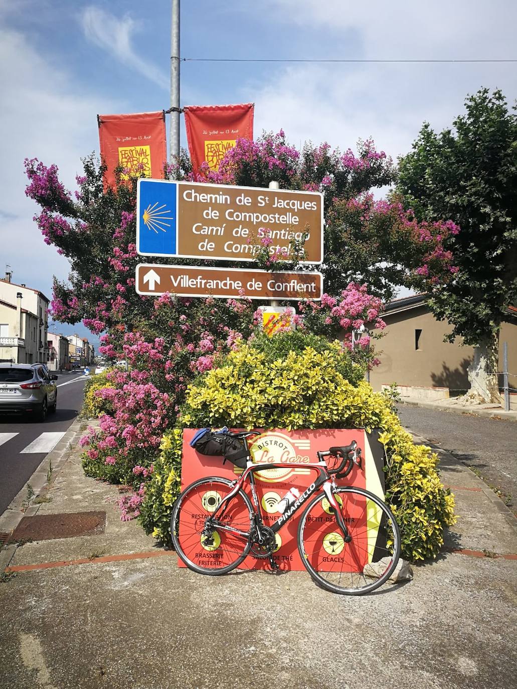 Abel Antón, de Huerta de Rey, ha concluido su tercer Camino de Santiago y esta vez lo ha afrontado en solitario | Ha pedaleado desde Roma a Finisterre en una aventura en la que pesan más los hechos positivos que los negativos y los bellos paisajes. 