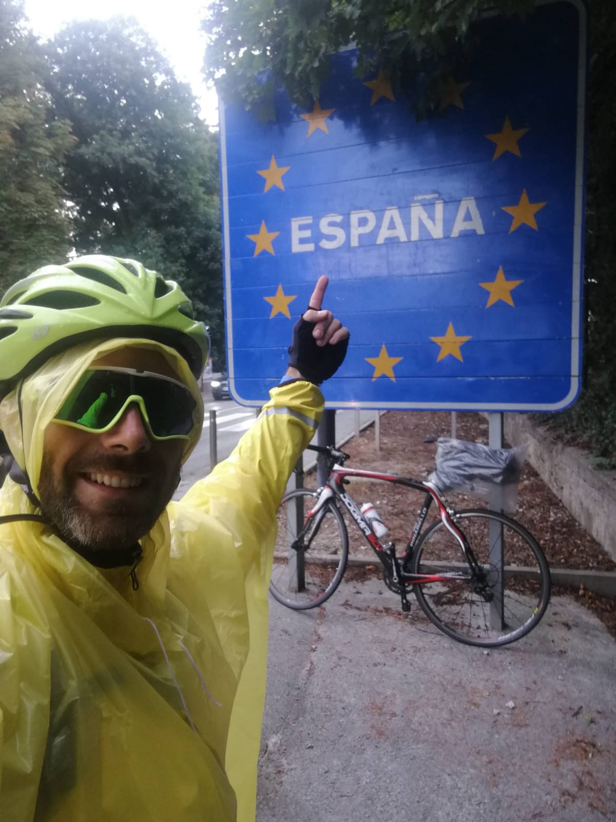 Abel Antón, de Huerta de Rey, ha concluido su tercer Camino de Santiago y esta vez lo ha afrontado en solitario | Ha pedaleado desde Roma a Finisterre en una aventura en la que pesan más los hechos positivos que los negativos y los bellos paisajes. 