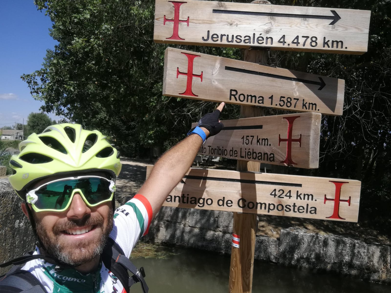 Abel Antón, de Huerta de Rey, ha concluido su tercer Camino de Santiago y esta vez lo ha afrontado en solitario | Ha pedaleado desde Roma a Finisterre en una aventura en la que pesan más los hechos positivos que los negativos y los bellos paisajes. 