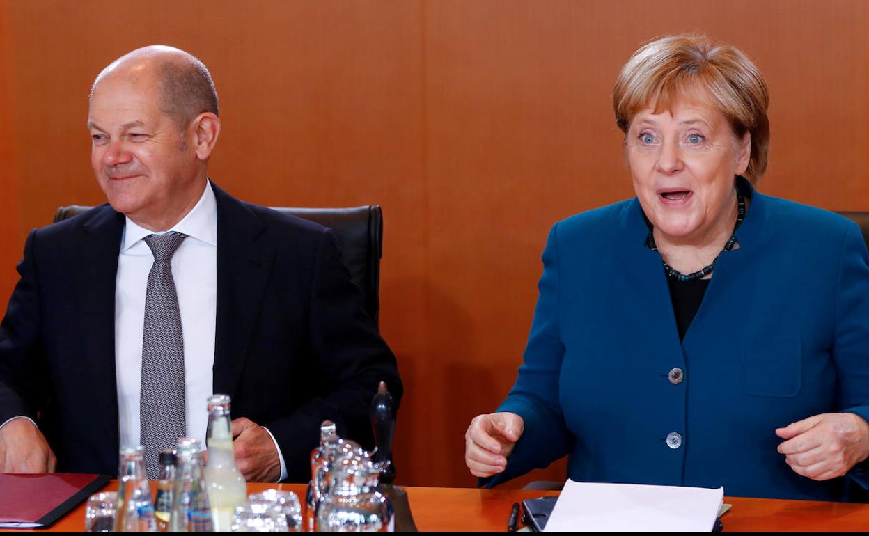 El ministro de Economía alemán, junto a Angela Merkel. 